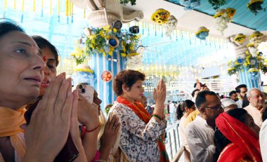 NEW DELHI, INDIA - 30 Mart 2025: Takipçiler Jhandewalan Tapınağı 'na Navratri' nin ilk gününde, 30 Mart 2025 tarihinde Yeni Delhi, Hindistan 'da ulaştı. (Fotoğraf: Arvind Yadav / Hindustan Times)