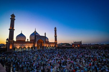 NEW DELHI, INDIA - 30 Mart 2025 'te dindarlar 30 Mart 2025' te Yeni Delhi, Hindistan 'da EID festivalinden bir gün önce Jama Mescidi' nde görüldüler. Fotoğraf: Sanchit Khanna / Hindustan Times)