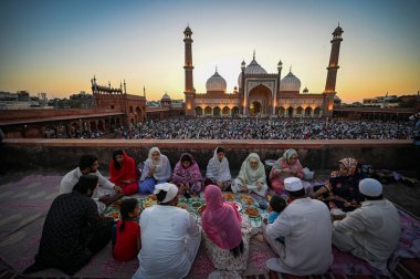 NEW DELHI, INDIA - 30 Mart 2025 'te dindarlar 30 Mart 2025' te Yeni Delhi, Hindistan 'da EID festivalinden bir gün önce Jama Mescidi' nde görüldüler. Fotoğraf: Sanchit Khanna / Hindustan Times)