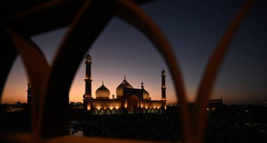 NEW DELHI, Hindistan - 30 Mart 2025 'te Yeni Delhi, Hindistan' da Kurban Bayramı arifesinde Aydınlanmış Jama Mescidi.