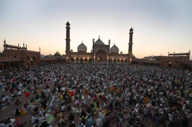 YENİ DELHI, INDIA - 30 Mart 2025 'te Hindistan' ın Yeni Delhi kentinde Müslümanlar Ramazan Ramazan Ramazan ayının son gününde Aydınlanmış Jama Mescidi önünde oruç tutuyorlar.. 