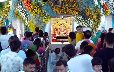 NEW DELHI, INDIA - 30 Mart 2025: Takipçiler Jhandewalan Tapınağı 'na Navratri' nin ilk gününde, 30 Mart 2025 tarihinde Yeni Delhi, Hindistan 'da ulaştı. (Fotoğraf: Arvind Yadav / Hindustan Times)