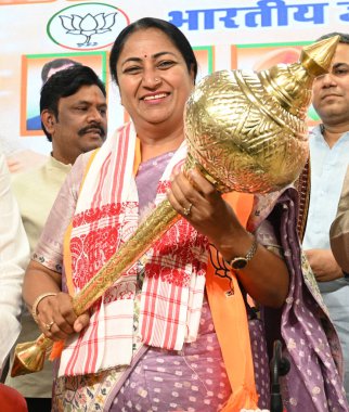 NEW DELHI, INDIA - 30 Mart 2025: BJP ST Morcha Delhi Başbakanı Rekha Gupta ile Delhi BJP Başkanı Virendra Sachdeva ve diğer üst düzey liderleri Delhi BJP ofisinde düzenlenen bir etkinlikte kutluyor.