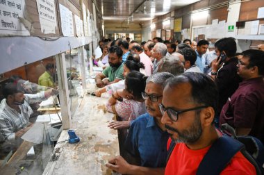 NOIDA, INDIA - 30 Mart 2025: Kutsal Navratri Festivali 'ndeki büyük kalabalık göz önüne alındığında, Uttar Pradesh Pul ve Sicil Dairesi 30 Mart 2025 tarihinde Hindistan' ın Noida kentinde mülkiyet kaydı için bürosunu açtı..