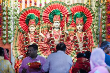 NOIDA, INDIA - 30 Mart 2025: Takipçiler, Chaitra Navratri festivalinin ilk gününde, Sanatan Dharm Mandir, Sektör 19, 30 Mart 2025, Noida, Hindistan. (Fotoğraf: Sunil Ghosh / Hindustan Times ) 