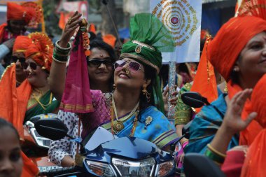 MUMBAI, INDIA - 30 Mart 2025 'te Hindistan' ın başkenti Mumbai 'de düzenlenen Kopineshwar Temple Trust tarafından Pazar günü düzenlenen yürüyüşe Gudi Padwa Marathi Yeni Yılı vesilesiyle kadınlar da katıldı.. 
