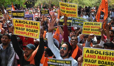 NEW DELHI, INDIA - 30 Mart 2025: Hindu Raksha Dal, Save India Foundation, Nüfus Çözümü Vakfı ve Sanatan Dharma 'nın Maha Panchayat' daki diğer örgütleri ve destekçileri Jantar Mantar 'daki Waqf Kurulu' nun lağvedilmesi için örgütlendiler. 