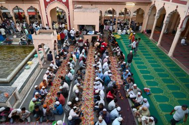 GURUGRAM, INDIA - 30 Mart 2025: Müslüman dindarlar, Hindistan 'ın Gurugram kentinde 30 Mart 2025 tarihinde Sadar Çarşısı' ndaki Jama Mescidi 'nde iftar zamanında kuyrukta otururlar. (Fotoğraf: Parveen Kumar / Hindustan Times)