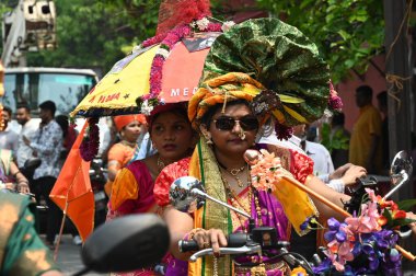 NAVI MUMBAI, INDIA - 30 Mart 2025: İnsanlar 30 Mart 2025 tarihinde Navi Mumbai, Hindistan 'da Gudi Padwa festivalinin tadını çıkarıyorlar. 