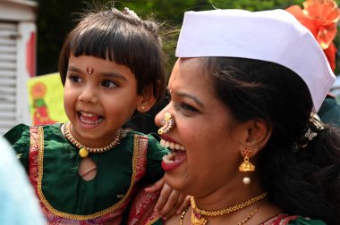 NAVI MUMBAI, INDIA - 30 Mart 2025: İnsanlar 30 Mart 2025 tarihinde Navi Mumbai, Hindistan 'da Gudi Padwa festivalinin tadını çıkarıyorlar. 