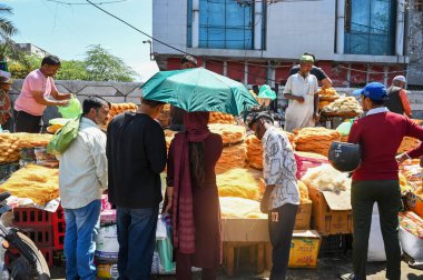 NOIDA, INDIA - 30 Mart 2025 'te Hindistan' ın Noida kentinde, Kurban Bayramı arifesinde, 8.. 