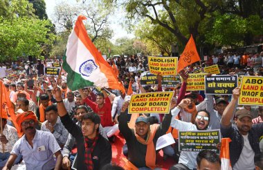 NEW DELHI, INDIA - 30 Mart 2025: Hindu Raksha Dal, Save India Foundation, Nüfus Çözümü Vakfı ve Sanatan Dharma 'nın Maha Panchayat' daki diğer örgütleri ve destekçileri Jantar Mantar 'daki Waqf Kurulu' nun lağvedilmesi için örgütlendiler. 