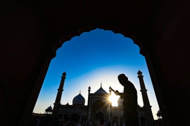 NEW DELHI, INDIA - 30 Mart 2025 'te dindarlar 30 Mart 2025' te Yeni Delhi, Hindistan 'da EID festivalinden bir gün önce Jama Mescidi' nde görüldüler. Fotoğraf: Sanchit Khanna / Hindustan Times)