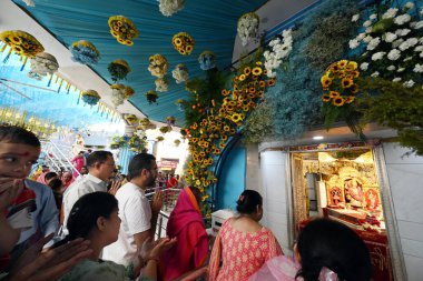 NEW DELHI, INDIA - 30 Mart 2025: Takipçiler Jhandewalan Tapınağı 'na Navratri' nin ilk gününde, 30 Mart 2025 tarihinde Yeni Delhi, Hindistan 'da ulaştı. (Fotoğraf: Arvind Yadav / Hindustan Times)