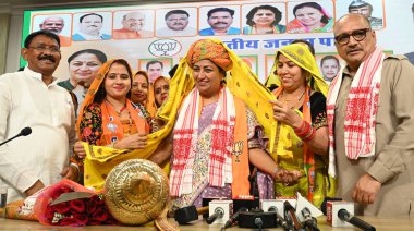 NEW DELHI, INDIA - 30 Mart 2025: BJP ST Morcha Delhi Başbakanı Rekha Gupta ile Delhi BJP Başkanı Virendra Sachdeva ve diğer üst düzey liderleri Delhi BJP ofisinde düzenlenen bir etkinlikte kutluyor.