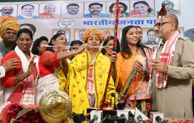 NEW DELHI, INDIA - 30 Mart 2025: BJP ST Morcha Delhi Başbakanı Rekha Gupta ile Delhi BJP Başkanı Virendra Sachdeva ve diğer üst düzey liderleri Delhi BJP ofisinde düzenlenen bir etkinlikte kutluyor.