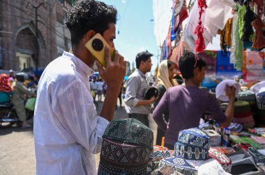 NOIDA, INDIA - 30 Mart 2025 'te Hindistan' ın Noida kentinde, Kurban Bayramı arifesinde, 8.. 