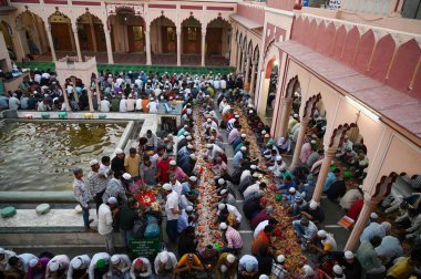 GURUGRAM, INDIA - 30 Mart 2025: Müslüman dindarlar, Hindistan 'ın Gurugram kentinde 30 Mart 2025 tarihinde Sadar Çarşısı' ndaki Jama Mescidi 'nde iftar zamanında kuyrukta otururlar. (Fotoğraf: Parveen Kumar / Hindustan Times)