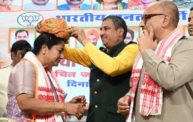 NEW DELHI, INDIA - 30 Mart 2025: BJP ST Morcha Delhi Başbakanı Rekha Gupta ile Delhi BJP Başkanı Virendra Sachdeva ve diğer üst düzey liderleri Delhi BJP ofisinde düzenlenen bir etkinlikte kutluyor.