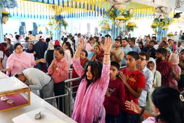 NEW DELHI, INDIA - 30 Mart 2025: Takipçiler Jhandewalan Tapınağı 'na Navratri' nin ilk gününde, 30 Mart 2025 tarihinde Yeni Delhi, Hindistan 'da ulaştı. (Fotoğraf: Arvind Yadav / Hindustan Times)