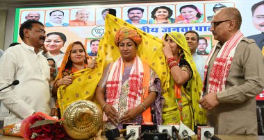 NEW DELHI, INDIA - 30 Mart 2025: BJP ST Morcha Delhi Başbakanı Rekha Gupta ile Delhi BJP Başkanı Virendra Sachdeva ve diğer üst düzey liderleri Delhi BJP ofisinde düzenlenen bir etkinlikte kutluyor.