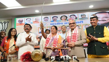 NEW DELHI, INDIA - 30 Mart 2025: BJP ST Morcha Delhi Başbakanı Rekha Gupta ile Delhi BJP Başkanı Virendra Sachdeva ve diğer üst düzey liderleri Delhi BJP ofisinde düzenlenen bir etkinlikte kutluyor.