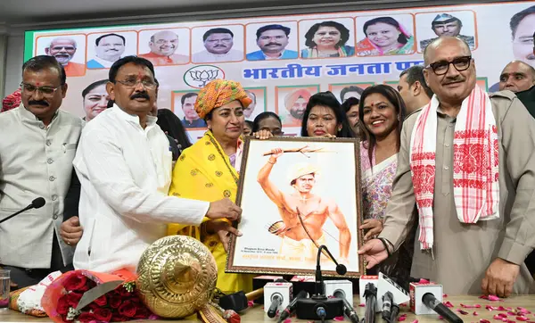 NEW DELHI, INDIA - 30 Mart 2025: BJP ST Morcha Delhi Başbakanı Rekha Gupta ile Delhi BJP Başkanı Virendra Sachdeva ve diğer üst düzey liderleri Delhi BJP ofisinde düzenlenen bir etkinlikte kutluyor.