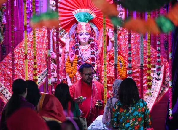 NOIDA, INDIA - 30 Mart 2025: Takipçiler, Chaitra Navratri festivalinin ilk gününde, Sanatan Dharm Mandir, Sektör 19, 30 Mart 2025, Noida, Hindistan. (Fotoğraf: Sunil Ghosh / Hindustan Times ) 
