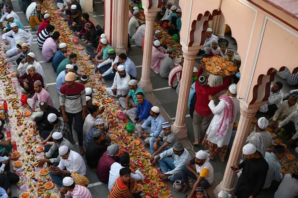 GURUGRAM, INDIA - 30 Mart 2025: Müslüman dindarlar, Hindistan 'ın Gurugram kentinde 30 Mart 2025 tarihinde Sadar Çarşısı' ndaki Jama Mescidi 'nde iftar zamanında kuyrukta otururlar. (Fotoğraf: Parveen Kumar / Hindustan Times)