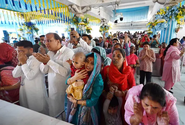 NEW DELHI, INDIA - 30 Mart 2025: Takipçiler Jhandewalan Tapınağı 'na Navratri' nin ilk gününde, 30 Mart 2025 tarihinde Yeni Delhi, Hindistan 'da ulaştı. (Fotoğraf: Arvind Yadav / Hindustan Times)