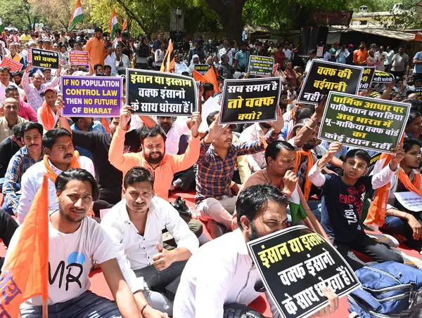 NEW DELHI, INDIA - 30 Mart 2025: Hindu Raksha Dal, Save India Foundation, Nüfus Çözümü Vakfı ve Sanatan Dharma 'nın Maha Panchayat' daki diğer örgütleri ve destekçileri Jantar Mantar 'daki Waqf Kurulu' nun lağvedilmesi için örgütlendiler. 