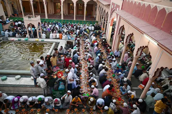 GURUGRAM, INDIA - 30 Mart 2025: Müslüman dindarlar, Hindistan 'ın Gurugram kentinde 30 Mart 2025 tarihinde Sadar Çarşısı' ndaki Jama Mescidi 'nde iftar zamanında kuyrukta otururlar. (Fotoğraf: Parveen Kumar / Hindustan Times)