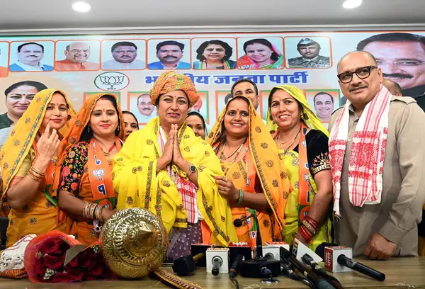 NEW DELHI, INDIA - 30 Mart 2025 tarihinde Hindistan 'ın Yeni Delhi kentinde düzenlenen Rajasthan Diwas kutlamaları sırasında Delhi Genel Sekreteri Rekha Gupta. 