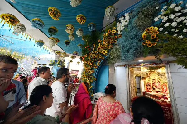 NEW DELHI, INDIA - 30 Mart 2025: Takipçiler Jhandewalan Tapınağı 'na Navratri' nin ilk gününde, 30 Mart 2025 tarihinde Yeni Delhi, Hindistan 'da ulaştı. (Fotoğraf: Arvind Yadav / Hindustan Times)