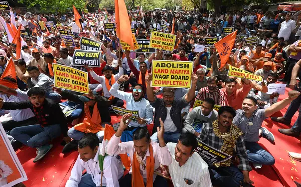 NEW DELHI, INDIA - 30 Mart 2025: Hindu Raksha Dal, Save India Foundation, Nüfus Çözümü Vakfı ve Sanatan Dharma 'nın Maha Panchayat' daki diğer örgütleri ve destekçileri Jantar Mantar 'daki Waqf Kurulu' nun lağvedilmesi için örgütlendiler. 