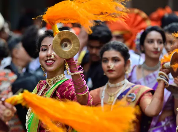 MUMBAI, INDIA - 30 Mart 2025: Geleneksel kıyafetler giyen kadınlar, 30 Mart 2025 tarihinde Hindistan 'ın Mumbai kentinde Gudi Padwa' da düzenlenen bir mitinge katıldılar. Gudi Padwa, Hindular tarafından Maharashtra 'da kutlanan önemli bir festivaldir..