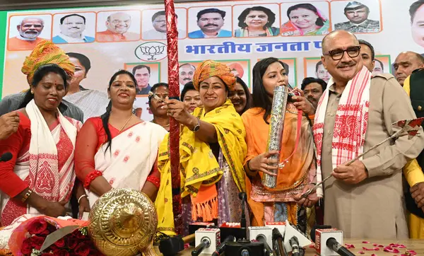 NEW DELHI, INDIA - 30 Mart 2025: BJP ST Morcha Delhi Başbakanı Rekha Gupta ile Delhi BJP Başkanı Virendra Sachdeva ve diğer üst düzey liderleri Delhi BJP ofisinde düzenlenen bir etkinlikte kutluyor.