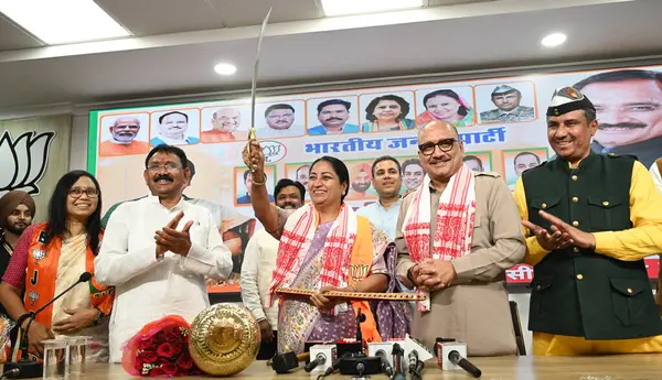 NEW DELHI, INDIA - 30 Mart 2025: BJP ST Morcha Delhi Başbakanı Rekha Gupta ile Delhi BJP Başkanı Virendra Sachdeva ve diğer üst düzey liderleri Delhi BJP ofisinde düzenlenen bir etkinlikte kutluyor.