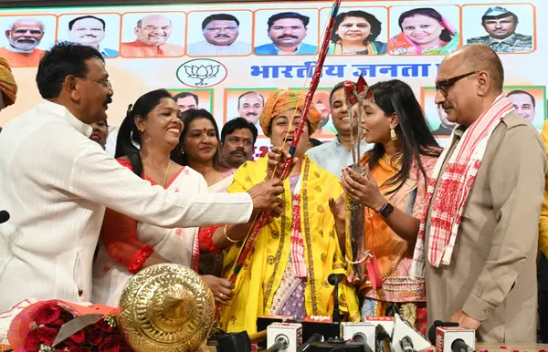 NEW DELHI, INDIA - 30 Mart 2025: BJP ST Morcha Delhi Başbakanı Rekha Gupta ile Delhi BJP Başkanı Virendra Sachdeva ve diğer üst düzey liderleri Delhi BJP ofisinde düzenlenen bir etkinlikte kutluyor.