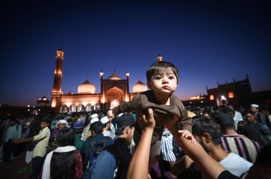 NEW DELHI, INDIA - 30 Mart 2025 'te dindarlar 30 Mart 2025' te Yeni Delhi, Hindistan 'da EID festivalinden bir gün önce Jama Mescidi' nde görüldüler. Fotoğraf: Sanchit Khanna / Hindustan Times)