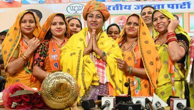 NEW DELHI, INDIA - 30 Mart 2025: BJP ST Morcha Delhi Başbakanı Rekha Gupta ile Delhi BJP Başkanı Virendra Sachdeva ve diğer üst düzey liderleri Delhi BJP ofisinde düzenlenen bir etkinlikte kutluyor.