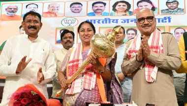 NEW DELHI, INDIA - 30 Mart 2025: BJP ST Morcha Delhi Başbakanı Rekha Gupta ile Delhi BJP Başkanı Virendra Sachdeva ve diğer üst düzey liderleri Delhi BJP ofisinde düzenlenen bir etkinlikte kutluyor.