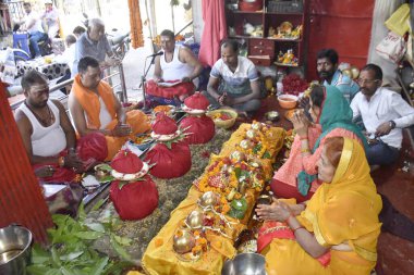 PATNA, INDIA - 30 Mart 2025 'te Patna, Hindistan' da Chait Navratra 'nın Durga Mandir' deki ilk gününde kutsal Kalash 'ın etrafında ibadet edenler. 