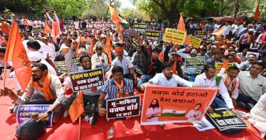 NEW DELHI, INDIA - 30 Mart 2025: Hindu Raksha Dal, Save India Foundation, Nüfus Çözümü Vakfı ve Sanatan Dharma 'nın Maha Panchayat' daki diğer örgütleri ve destekçileri Jantar Mantar 'daki Waqf Kurulu' nun lağvedilmesi için örgütlendiler. 