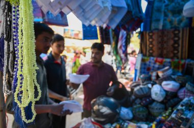 NOIDA, INDIA - 30 Mart 2025 'te Hindistan' ın Noida kentinde, Kurban Bayramı arifesinde, 8.. 