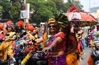 NAVI MUMBAI, INDIA - 30 Mart 2025: İnsanlar 30 Mart 2025 tarihinde Navi Mumbai, Hindistan 'da Gudi Padwa festivalinin tadını çıkarıyorlar. 