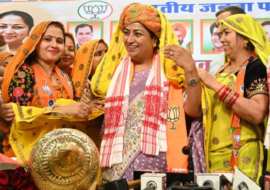 NEW DELHI, INDIA - 30 Mart 2025: BJP ST Morcha Delhi Başbakanı Rekha Gupta ile Delhi BJP Başkanı Virendra Sachdeva ve diğer üst düzey liderleri Delhi BJP ofisinde düzenlenen bir etkinlikte kutluyor.