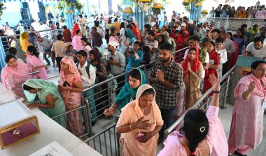 NEW DELHI, INDIA - 30 Mart 2025: Yeni Delhi, Hindistan 'da 30 Mart 2025 tarihinde, Chaitra Navratri festivalinin ilk gününde dua eden dindarlar. (Fotoğraf: Sonu Mehta / Hindustan Times)