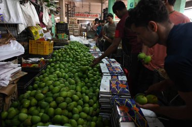 NAVI MUMBAI, INDIA - 30 Mart 2025: 40.000 kutu mango Gudi Padwa vesilesiyle APMC 'ye geldi. Gudi Padwa' nın uğurlu gününde, 30 Mart 2025 tarihinde Navi Mumbai, Hindistan 'da bulunan Navi Mumbai' de ihraç edilmeye hazır..
