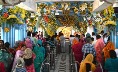 NEW DELHI, INDIA - 30 Mart 2025: Takipçiler Jhandewalan Tapınağı 'na Navratri' nin ilk gününde, 30 Mart 2025 tarihinde Yeni Delhi, Hindistan 'da ulaştı. (Fotoğraf: Arvind Yadav / Hindustan Times)